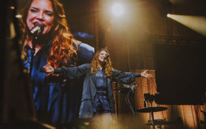 Fotografia colorida de Ana Carolina por Íris Alves