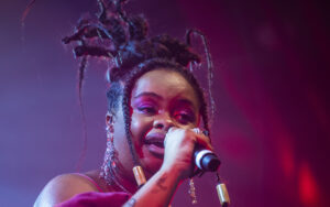 Fotografia colorida de Tássia Reis cantando Alcione no Sesc Pompeia em janeiro de 2023 - por Diogo França - @difgomez