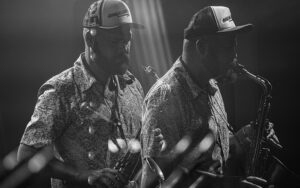 Fotografia colorida da cobertura do show da Espetacular Charanga do França no Sesc Pompeia em janeiro de 2023 por Diogo França - @difgomez