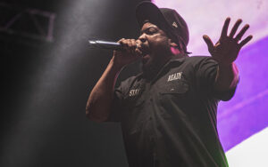 Fotografia colorida de Ice Cube durante o Encontro das Tribos Circus 2023 por Diogo França - @difgomez