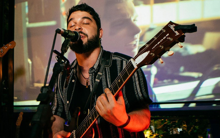 Fotografia colorida de Leo Leon por Divulgação Deus Ex Machina Mansion