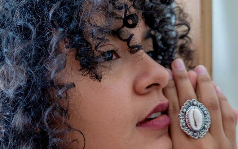 Fotografia colorida da cantora Maria Pérola por David Ramones - Sesc Belenzinho
