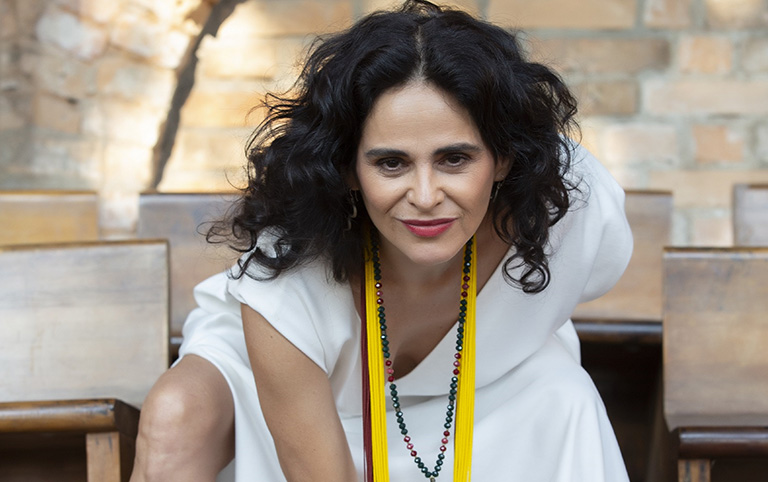 Fotografia colorida de Mariana de Moraes por Marcos Villas Boas - Sesc Pompeia