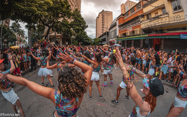 Fotografia colorida da Ala do Passinho do Bloco Funk You - Foto: @uaianotai
