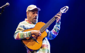 Fotografia colorida de João Bosco durante show no Sesc Belenzinho por Diogo França - @difgomez