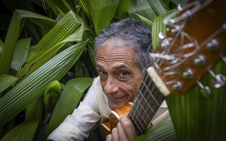 Fotografia colorida do Violeiro Paulo Freire por Tarita de Souza - Divulgação Museu Ema Klabin