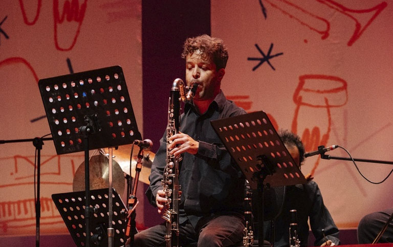 Fotografia colorida de Felipe Rossi por Amanda Canhestro - Divulgação Instrumental Sesc Brasil - Sesc Consolação