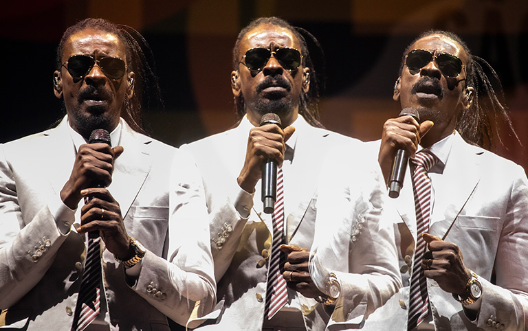 Fotografia colorida de Seu Jorge no São Paulo Jazz Weekend 2024 por Diogo França - @difgomez