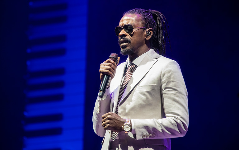 Fotografia colorida de Seu Jorge no São Paulo Jazz Weekend 2024 por Diogo França - @difgomez