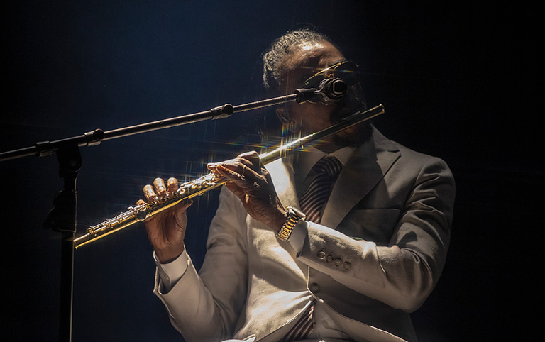 Fotografia colorida de Seu Jorge no São Paulo Jazz Weekend 2024 por Diogo França - @difgomez
