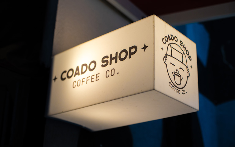 Fotografia colorida de um copo do Coado Shop Coffee Co. - Coado Shop Café - por Diogo França - @difgomez