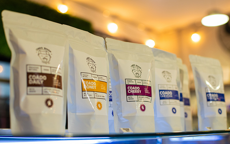 Fotografia colorida de um copo do Coado Shop Coffee Co. - Coado Shop Café - por Diogo França - @difgomez