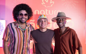Fotografia colorida do Trio Jota.Pê, João Gomes e Mestrinho no Palco da Casa Natura Musical para lançamento do projeto Dominguinho - por Diogo França - @difgomez