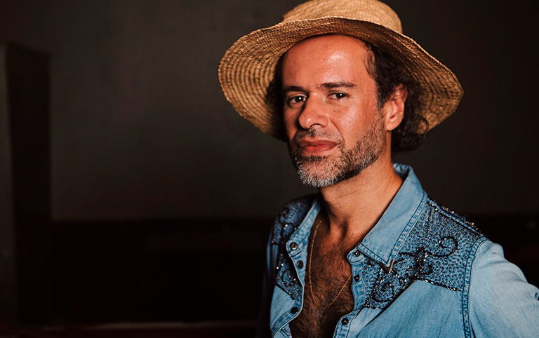 Fotografia colorida de Marcelo Jeneci por divulgação Sesc 24 de maio