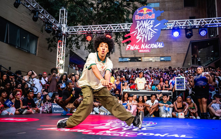 Fotografia colorida de Ryan Furia Jr na Final Nacional do Red Bull Dance Your Style 2024 por Marcelo Maragni