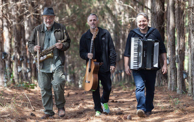Fotografia colorida de Teco Cardoso, Bebê Kramer e Swami Jr. por divulgação Casa Natura Musical