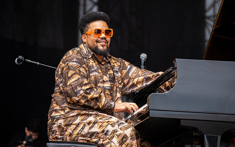 Fotografia colorida de Amaro Freitas no São Paulo Jazz Weekend 2024 por Diogo França - @difgomez