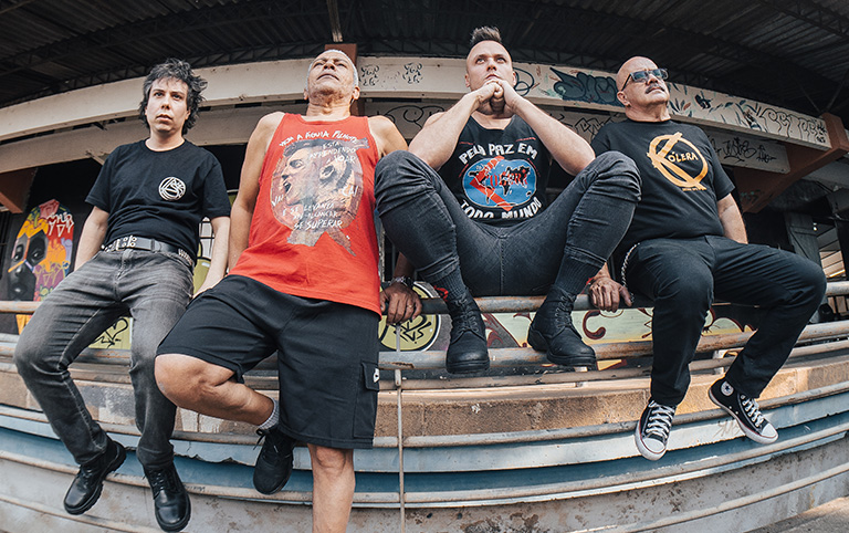 Fotografia colorida da Banda Cólera por Mazzei