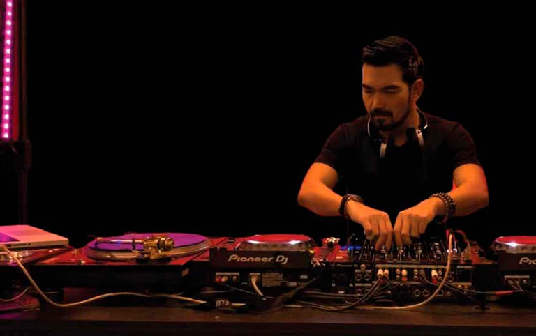 Fotografia colorida de DJ Shima por Divulgação Sterna Café