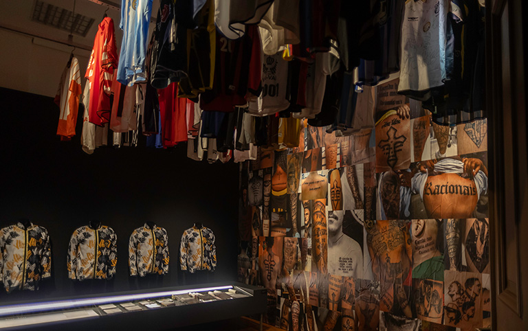 Fotografia colorida de Exposição Racionais MC's no Museu das Favelas por Igor Miranda