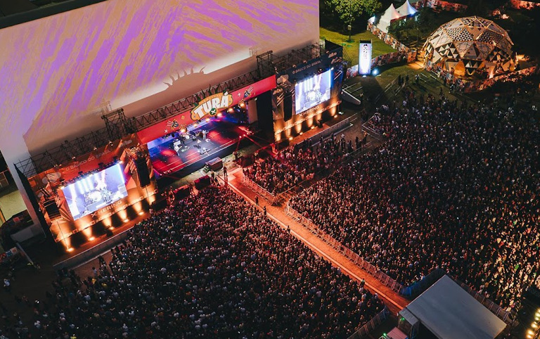 Fotografia colorida de Festival Turá 2023 por Flashbang