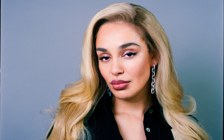 Fotografia colorida de Jorja Smith por Mike Excell