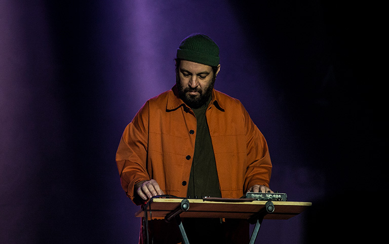Fotografia colorida de Kiko Dinucci por Diogo França - @difgomez