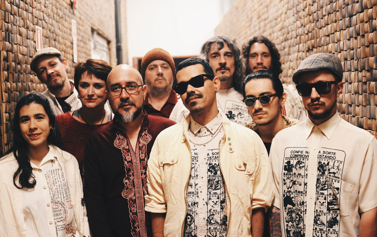 Fotografia colorida de Nômade Orquestra por Pedro Ladeira