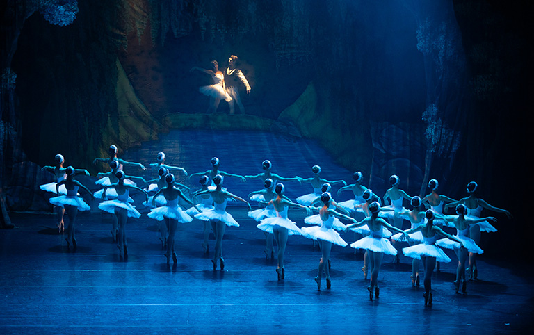 Fotografia colorida de O Lago dos Cisnes da Cia Paulista de Dança por Renan Livi