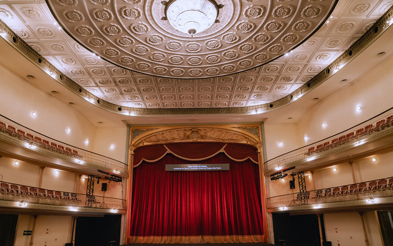 Fotografia colorida de Theatro São Pedro por Iris Zanetti