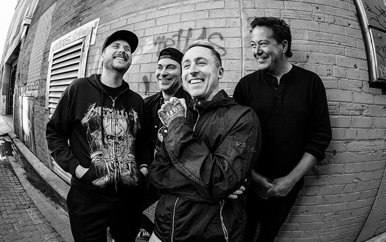 Fotografia colorida de Yellowcard - divulgação Farmasi Arena - 30e