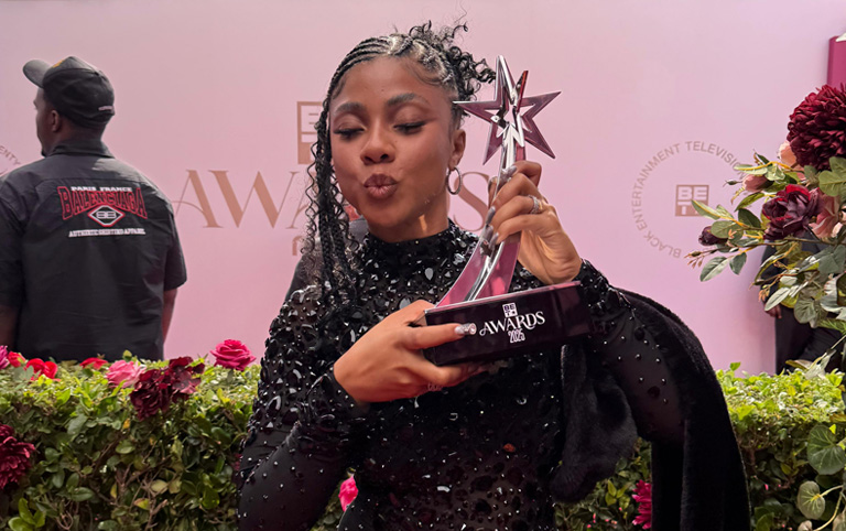 Fotografia colorida de Ajuliacosta no Bet Awards - divulgacão