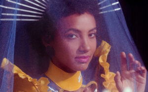 Fotografia colorida de Esperanza Spalding - divulgação