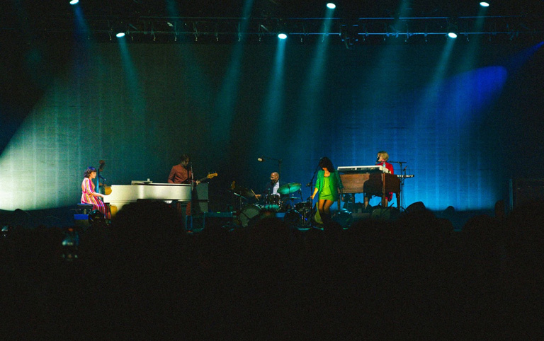 Fotografia colorida de Norah Jones no Popload Festival 2025 - por @bmaisca