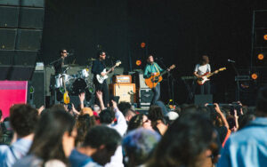 Fotografia colorida de O Terno e Samuel Rosa no Popload Festival 2025 - por @bmaisca