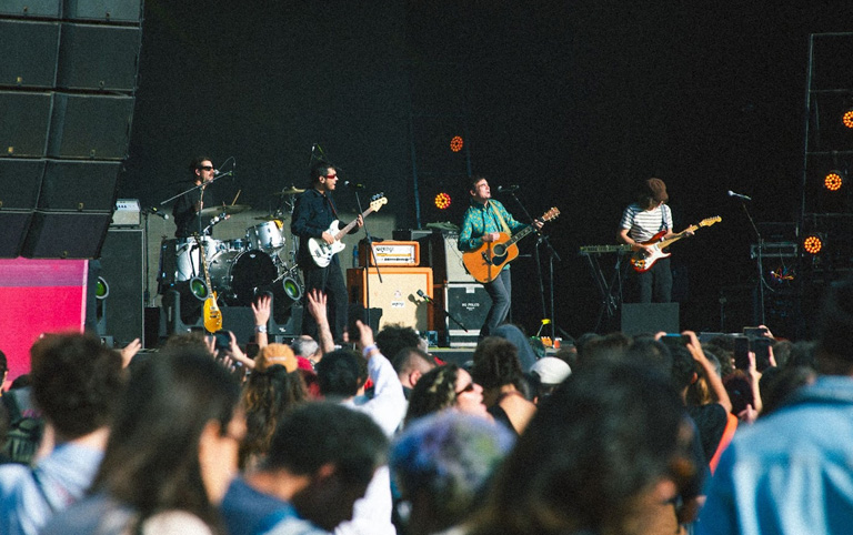 Fotografia colorida de O Terno e Samuel Rosa no Popload Festival 2025 - por @bmaisca
